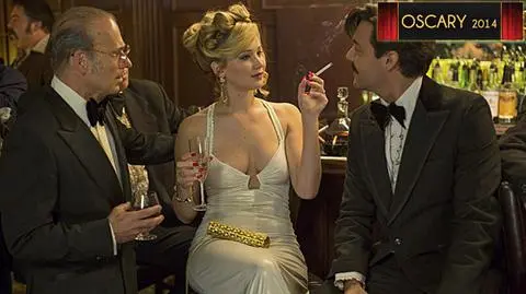 Przekręt, zdrada, samobójstwo i fryzury retro. "American Hustle" - prawda i blef