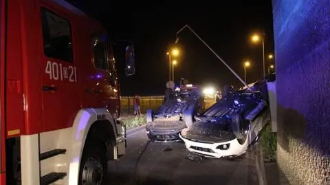 Ciężarówka z autami spadła z wiaduktu
