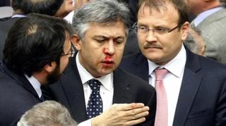 W tureckim parlamencie doszło do bójki