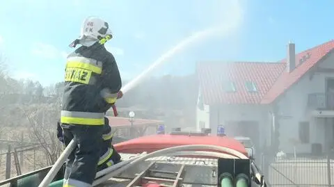 Polewają domy wodą. A mieszkańcy się cieszą