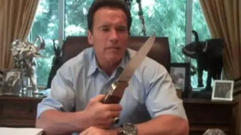 Schwarzenegger macha nożem i dziękuje internautom