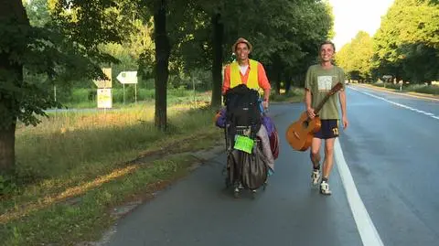 21. Festiwal Woodstock. Jarek i Janek z Krakowa jadą wózkiem sklepowym