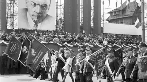 Lenin na banerze, codzienność okupacji. 
Poznańskie archiwum zdjęć trafiło do sieci