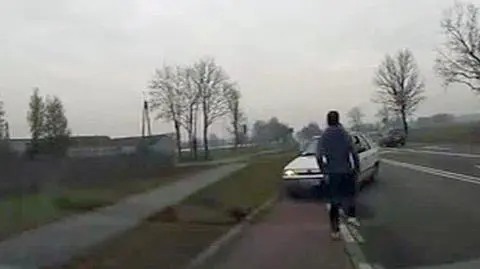 Jechał zygzakiem. Inny kierowca zabrał mu kluczyki
