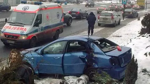 Samochód w latarnię, latarnia na pieszą