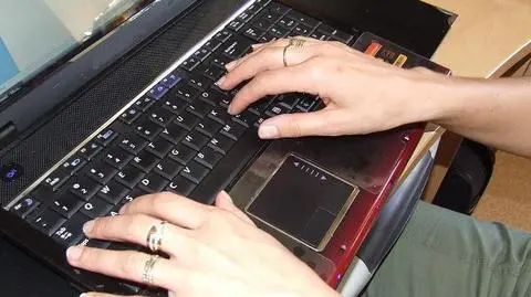 Prawie 600 zarzutów dla pary internetowych oszustów