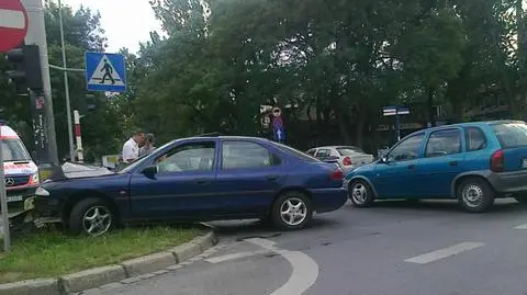 Chciał uniknąć wypadku, rozbił się na słupie
