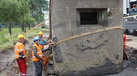 Przenieśli bunkier. 70 ton o 20 metrów. Bo stał na budowanej trasie