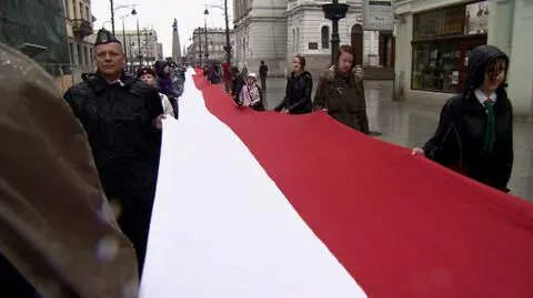 Z flagą maszerowali m.in. harcerze