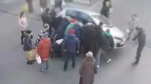 Świnoujście. Przechodnie podnieśli samochód i uwolnili potrąconą kobietę