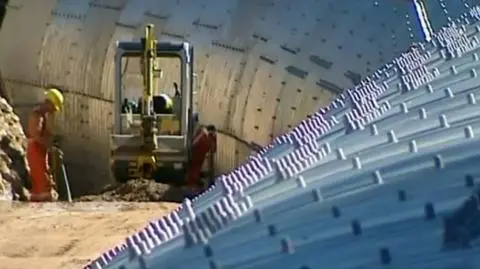 Dołem samochody, górą narciarze. Tunel w Karpaczu prawie gotowy
