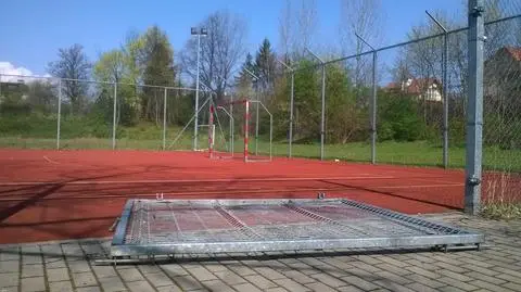 Tak niszczeje boisko za 800 tys. zł. 
Wejście tylko "na dziko"