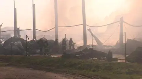 Pożar w hali produkcyjnej