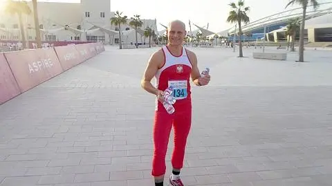 100 km w katarskim upale. Policjant ze Słupska na mecie ultramaratonu