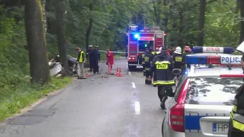 Samochód uderzył w drzewo. 
3 osoby nie żyją