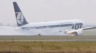 21.12| Gdy 1 listopada okazało się, że mający wylądować w Warszawie Boeing 767 z 231 osobami na pokładzie nie może otworzyć podwozia, cała Polska wstrzymała oddech. Pilot kpt. Tadeusz Wrona nie miał innego wyjścia - musiał posadzić samolot na "brzuchu". Lądowanie przebiegło perfekcyjnie i brawurowo - nikomu z pasażerów nic się nie stało, a członkowie załogi z dnia na dzień stali się bohaterami narodowymi. (TVN24,tvn24.pl)