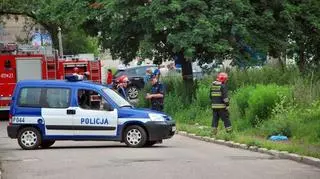 Policjanci zabezpieczyli teren wokół pocisku