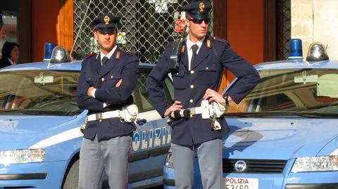 Włosi zakazują całowania policjantów. "To prowokacja"