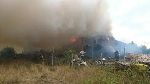 Pożar w Częstochowie. Płoną dwa budynki, w nich 38 byków