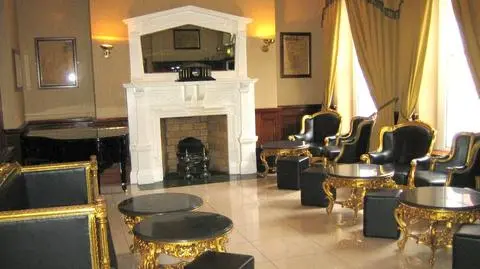 Kupią pozłacane łóżka do MSW