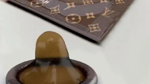 Prezerwatywy z logo Louis Vuitton hitem