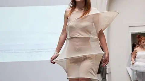 Sukienka inspirowana stadionem? Wyjątkowy pokaz 