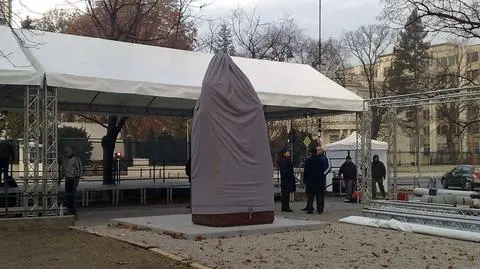 Wałęsa odsłoni pomnik przemawiającego Reagana