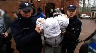 26.01 | Pobicie ze skutkiem śmiertelnym - taki zarzut usłyszał Sebastian Sz., którego dwuletnia córka zmarła w nocy z poniedziałku na wtorek. W czwartek sąd zdecyduje, czy mężczyzna trafi do aresztu. 28-letni ojciec był wcześniej skazany na 6 lat więzienia za znęcanie się nad rocznym synem. Kilkudziesięciu mieszkańców Żnina zebrało się pod prokuraturą. - Dajcie go nam, niech zmierzy się z nami - wykrzykiwali w kierunku radiowozu, w którym znajdował się podejrzany. (TVN24)