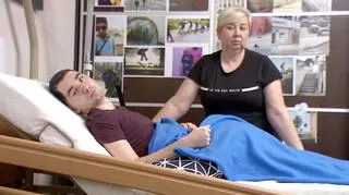Po napaści i wypadku Albert nie jest w stanie sam funkcjonować 
