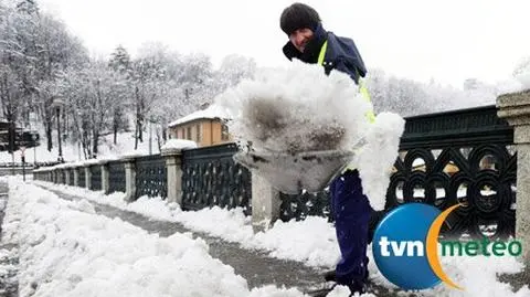 Ma być 10 cm śniegu, więc zamykają szkoły
