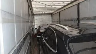 Na pace ładunkowej ciężarówki funkcjonariusze ujawnili dwa samochody