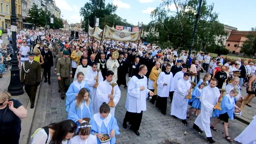 Głównym elementem obchodów Bożego Ciała są procesje eucharystyczne
