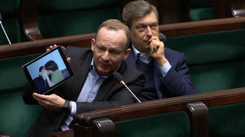 Poseł Platformy Obywatelskiej pokazuje w Sejmie zdjęcie, na którym ma być Maciej Wąsik 