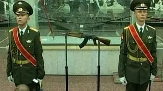 Jest używany przez armię kilkunastu państw. AK-47 potocznie zwany Kałasznikowem skonstruowany przez rosyjskiego inżyniera ma już 60 lat. Mający dziś 87 lat wynalazca karabinu Michaił Kałasznikow ze swej strony zaapelował o wzmożenie walki z podróbkami jego dzieła. (APTN)