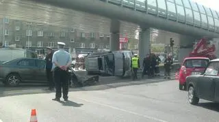 Po wypadku terenowa toyota dachowała. Ranne zostały dwie osoby