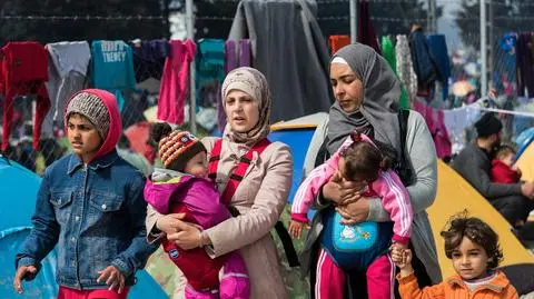 Węgierski pakiet ustaw antyimigracyjnych określanych mianem "Stop Soros" wzbudza kontrowersje (materiał "Faktów" TVN z 21 czerwca) 