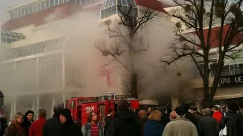 Z klubu wydobywał się gęsty dym