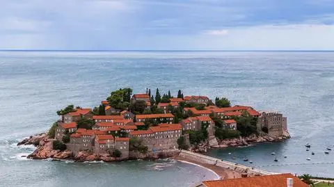 Kraje zachodnich Bałkanów wciąż nie zostały całkowicie "odkryte" przez turystów z Zachodu (fragment programu "Pokaż nam świat" TVN24 BiS; na zdjęciu Sveti Stefan w Czarnogórze)