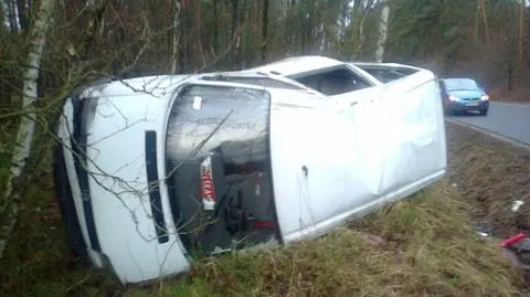 Dachowanie busa pod Bolesławcem. Sześć osób w szpitalu