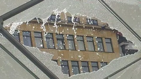 Zbita szyba w fontannie za miliony