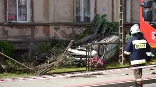 Samochód dachował w ogródku przy drodze 