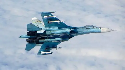 Na nagraniu z 13 czerwca 2017 r. rosyjski Su-27 widziany z okna amerykańskich bombowców