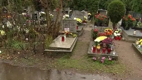 Mimo niesprzyjającej aury na cmentarzach są tłumy ludzi