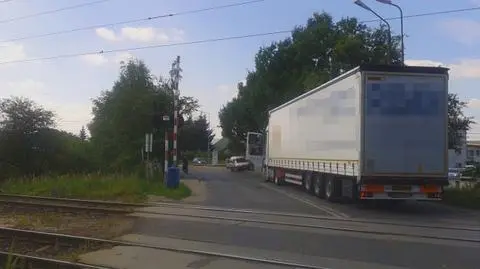 Ciężarówka uszkodziła trakcję. 
Opóźnione pociągi