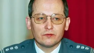 25.04 | Łódzka policja na wniosek prokuratury zatrzymała Igora M., pseudonim „Patyk”. (M. od panieńskiego nazwiska matki, wcześniej był nazywany Igor Ł. - red.). Ma on usłyszeć zarzut zabójstwa generała Marka Papały. Ł. to świadek koronny, który zeznawał, że na miejscu zabójstwa byłego szefa polskiej policji kradł samochody. Jeszcze dzisiaj zapadnie decyzja, czy wobec zatrzymanego zostanie zastosowany areszt. (TVN24)