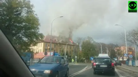 Ogień pojawił się na poddaszu budynku