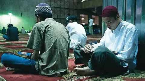 Modły z ulicy przenoszą do koszar