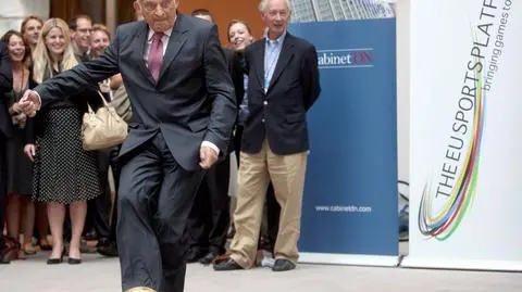 Jerzy Buzek strzela karne