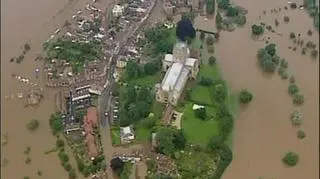 Wielką Brytanie nawiedziła największa powódź od 60 lat. Tysiące osób zostało ewakuowanych ze swoich zalanych domów. (APTN)