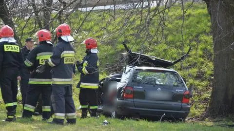 Spadł ze skarpy i uderzył w drzewo. 23-latek nie żyje